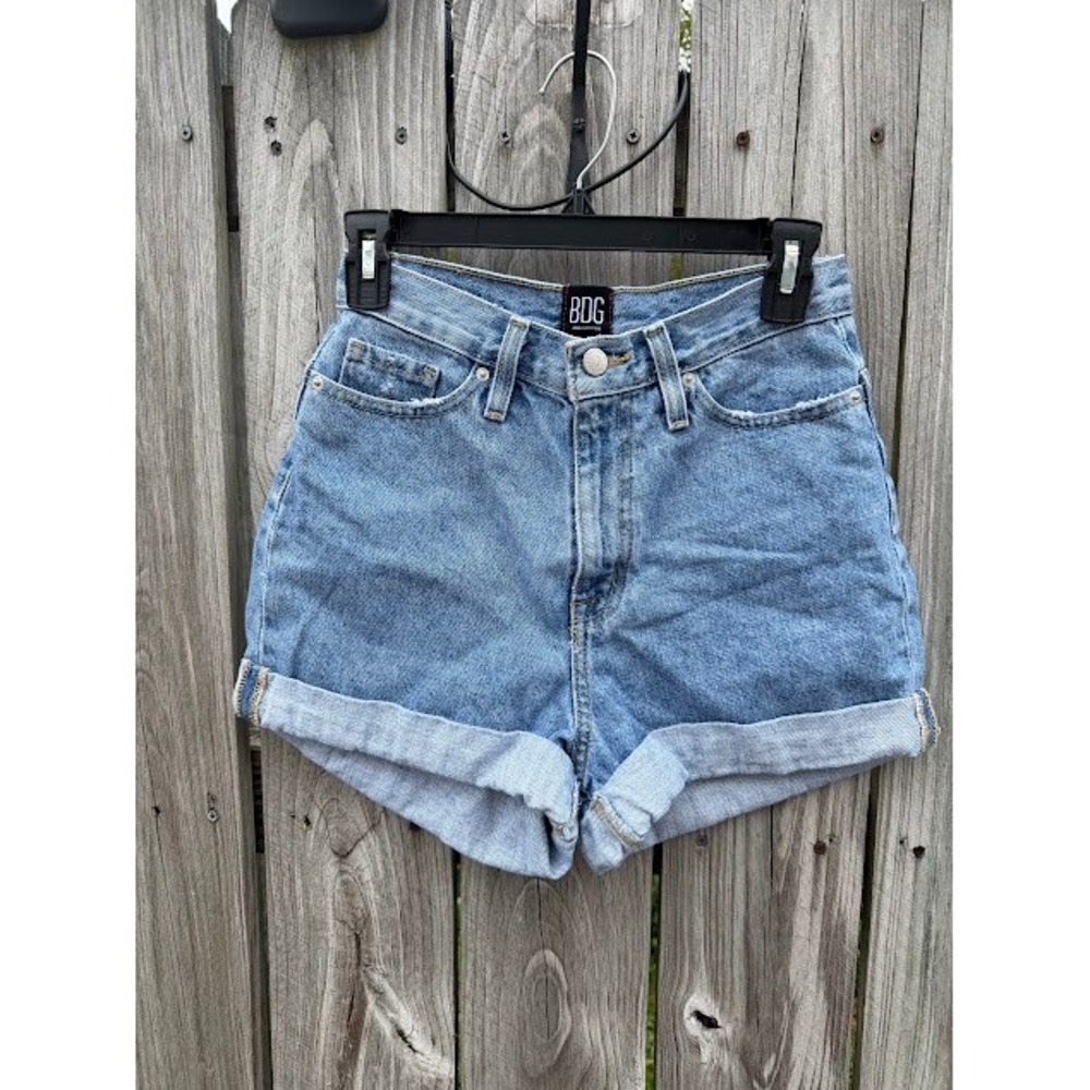 Indie Retro Vintage BDG Mom High-Rise Shorts 25 Blue Light Wash Denim Cuffed